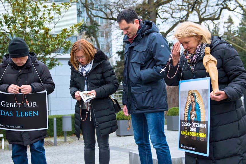 Proyecto estatal en EE. UU. podría criminalizar oraciones frente a centros de aborto, alerta grupo provida