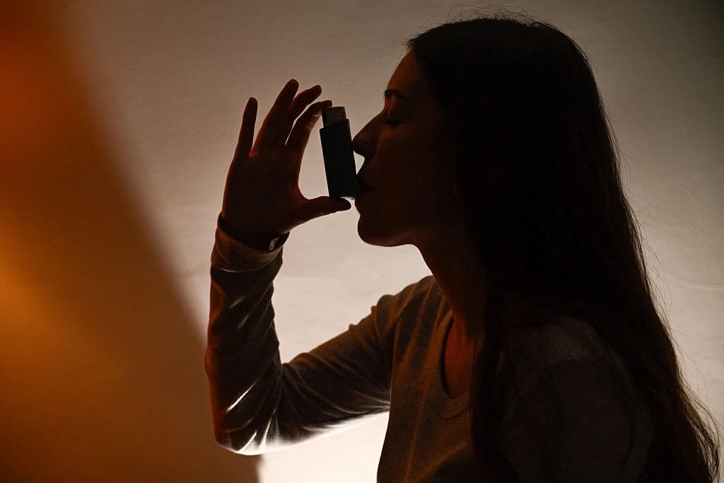 Ilustración de la silueta de una mujer sosteniendo un inhalador durante una simulación de emergencia asmática en París, Francia, el 11 de mayo de 2026. (Joao Luiz Bulcao/Hans Lucas/AFP vía Getty Images).