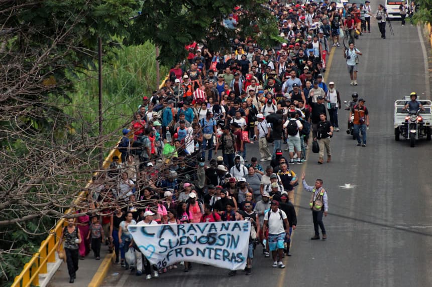 Personas caminan en una caravana migratoria, con destino a la Ciudad de México ante la dificultad de continuar hacia Estados Unidos, desde el municipio de Tapachula, estado de Chiapas (EFE/Juan Manuel Blanco)