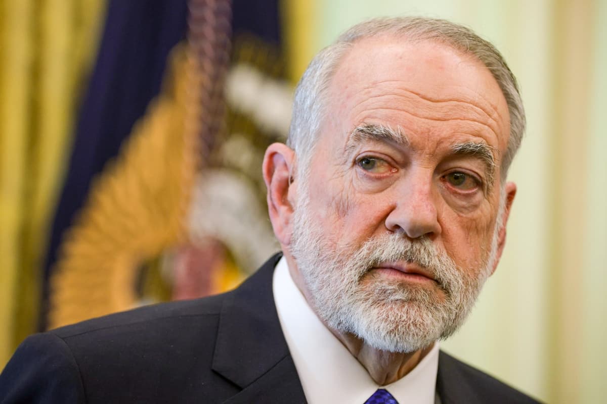 El embajador de Estados Unidos en Israel, Mike Huckabee, observa durante una reunión en el Despacho Oval de la Casa Blanca el 23 de abril de 2026 en Washington, DC. Trump anunció que el alto el fuego entre Israel y Líbano se extendió por tres semanas en el marco de las conversaciones de paz mediadas por Estados Unidos. (Foto de Alex Wong/Getty Images).