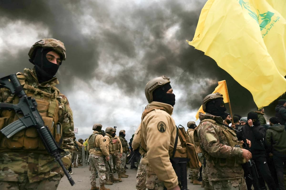 Partidarios de Hezbolá ondean la bandera del grupo frente a tropas del ejército libanés, mientras manifestantes queman llantas para bloquear la carretera que conduce al aeropuerto internacional de Beirut, tras la visita de la enviada especial adjunta de EE. UU. para Medio Oriente, Morgan Ortagus, durante la cual se reunió con el presidente del país, el 7 de febrero de 2025. (Ibrahim Amro/AFP vía Getty Images)