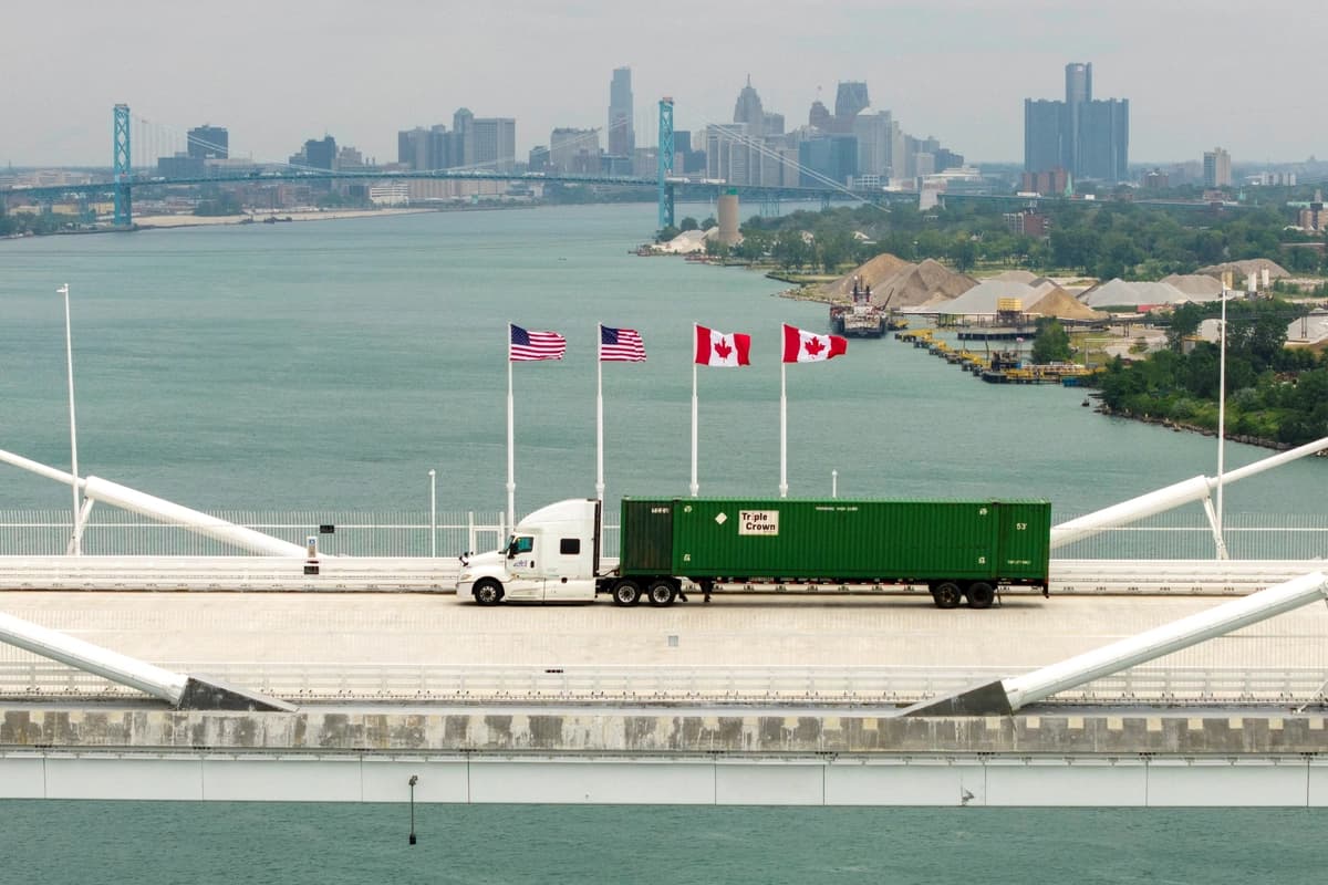 Un vehículo cruza el Puente Internacional Gordie Howe, de 4,7 mil millones de dólares, que conecta Windsor (Ontario) y Detroit (Míchigan), al día siguiente de su inauguración en Windsor, Ontario, Canadá, el 28 de julio de 2026. (Carlos Osorio/Reuters)