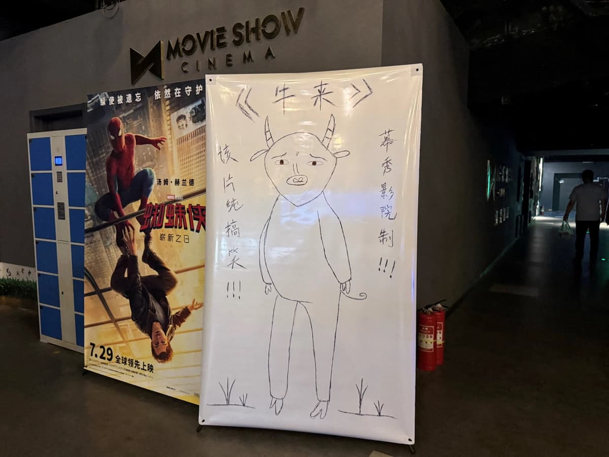 Un cartel dibujado a mano de la película animada china "Niu Lai" en un cine de Beijing el 19 de agosto de 2026. (Xiuhao Chen/Reuters)