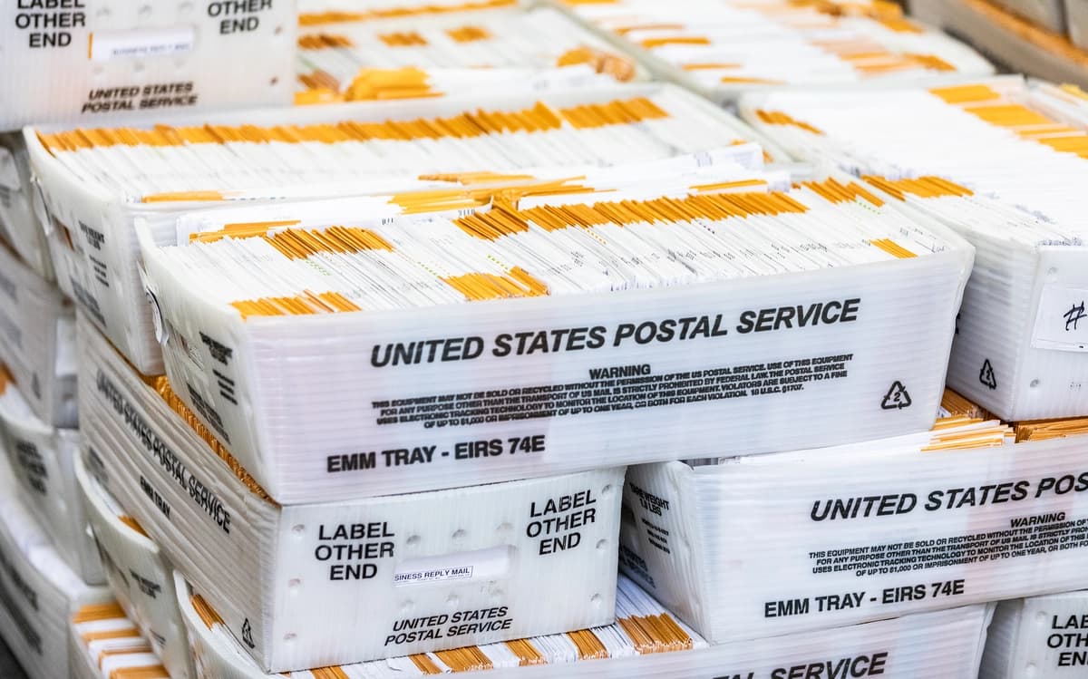 Otro juez bloquea al USPS implementar la nueva norma sobre el voto por correo