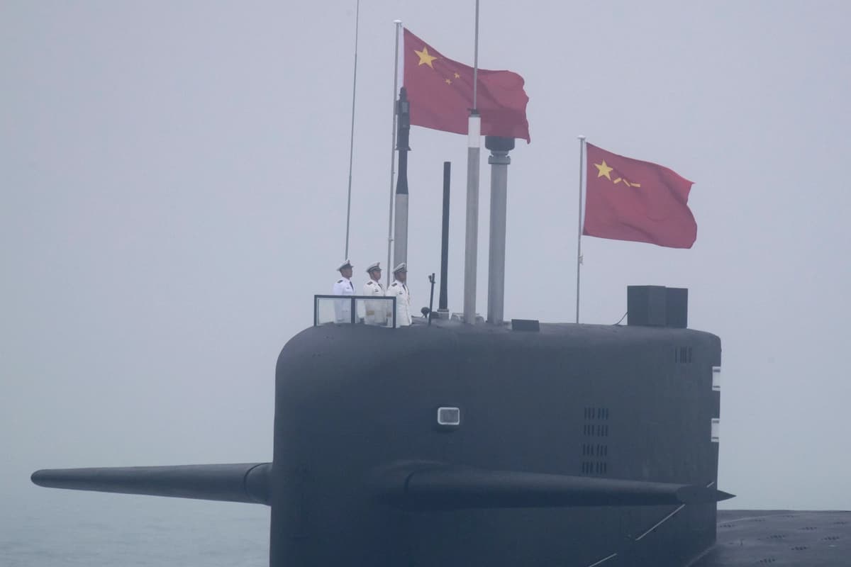 El submarino nuclear Long March 10, de la clase Jin tipo 094A, perteneciente a la Armada del Ejército Popular de Liberación (EPL) de China, participa en un desfile naval para conmemorar el 70.º aniversario de la fundación de la Armada del EPL en el mar cerca de Qingdao, en la provincia de Shandong, al este de China, el 23 de abril de 2019. (Mark Schiefelbein / POOL / AFP vía Getty Images)