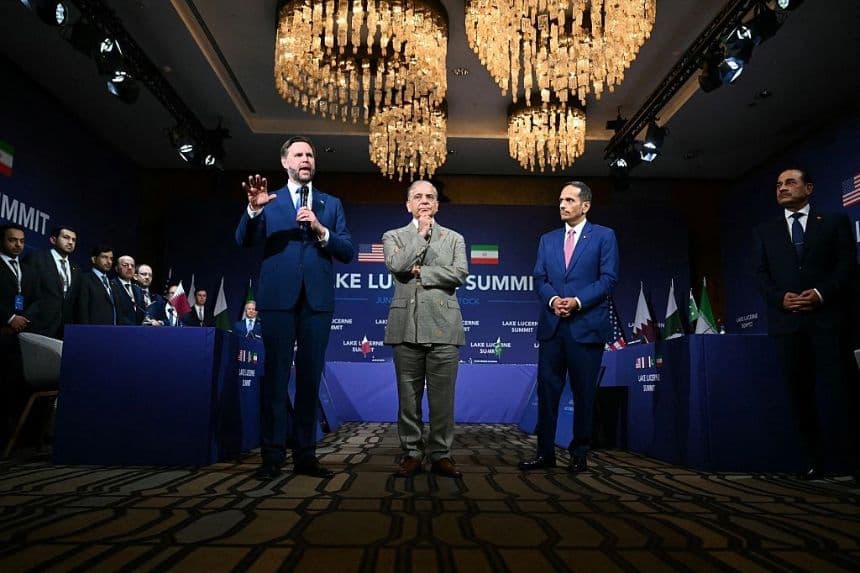 (De izquierda a derecha) El vicepresidente de Estados Unidos, JD Vance, habla junto al primer ministro pakistaní, Shehbaz Sharif, el primer ministro catarí, el jeque Mohammed bin Abdulrahman bin Jassim al-Thani, y el jefe del Estado Mayor del Ejército pakistaní, el mariscal de campo Asim Munir, durante una reunión cuadrilateral entre Estados Unidos, Irán, Pakistán y Catar en el lago de Lucerna, Suiza, el 21 de junio de 2026. (Fabrice Coffrini / POOL / AFP vía Getty Images)