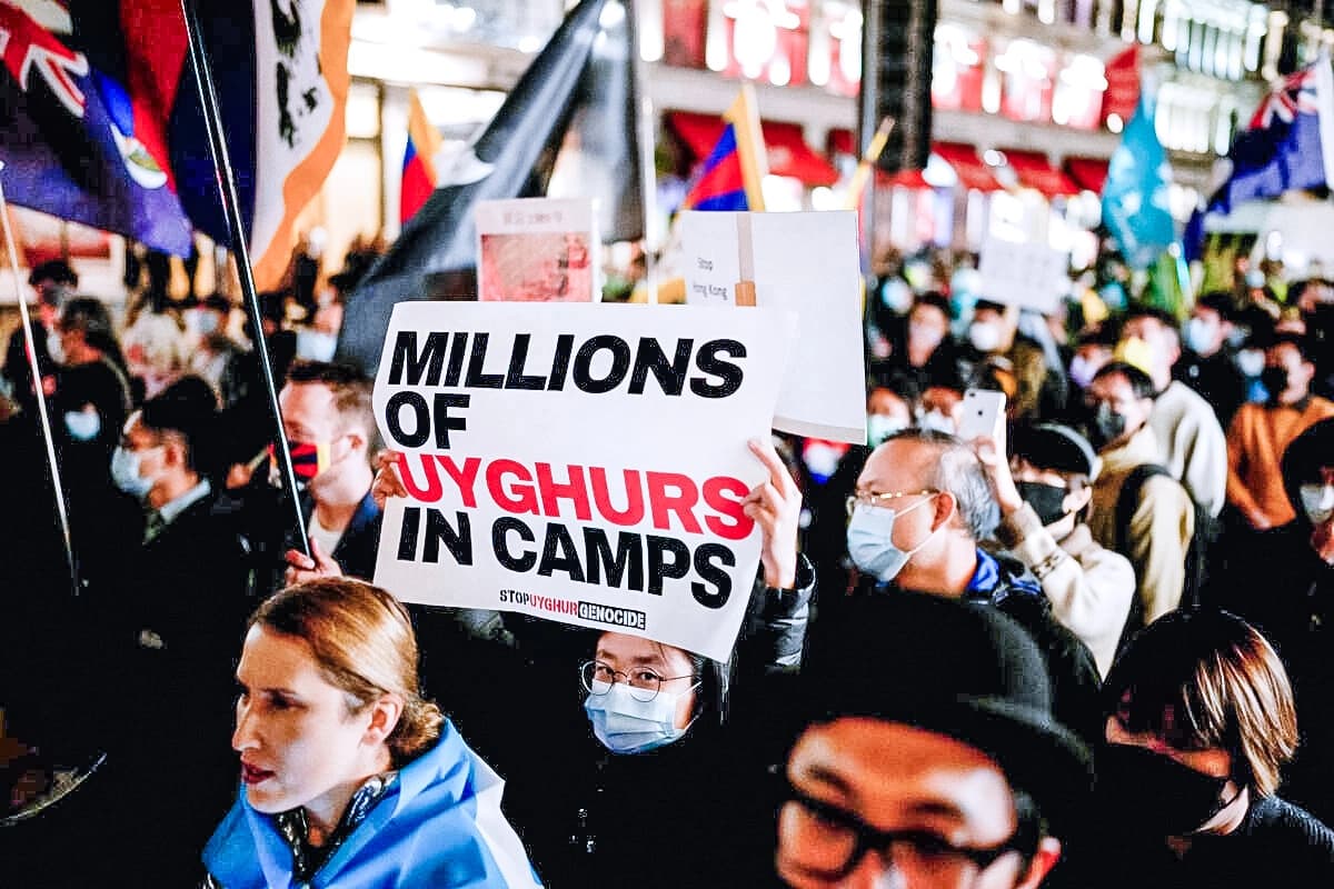 Manifestantes en apoyo a los uigures, tibetanos y hongkoneses participan en una protesta contra el Partido Comunista Chino mientras marchan por Regent Street hacia la embajada china en Londres el 1 de octubre de 2021. (Matt Dunham/AP Photo)