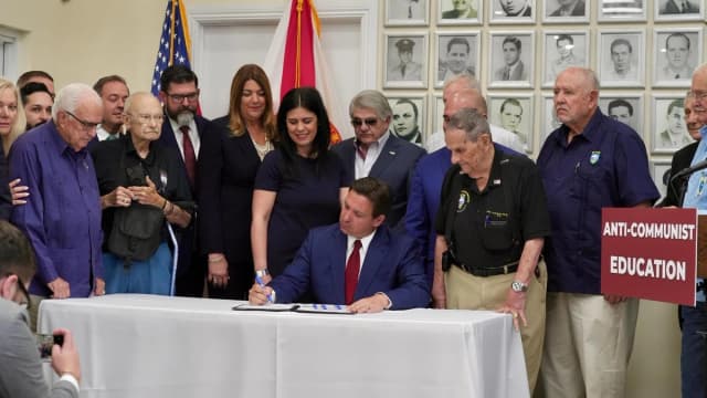 El gobernador Ron DeSantis promulga el proyecto de ley SB 1264 en Hialeah, Florida, el 17 de abril de 2024. La ley amplía la enseñanza obligatoria sobre la historia y los peligros del comunismo, además de crear el Instituto para la Libertad en las Américas en el Miami Dade College y prevé la creación de un museo sobre el comunismo. (Cortesía de la Oficina Ejecutiva del gobernador Ron DeSantis)