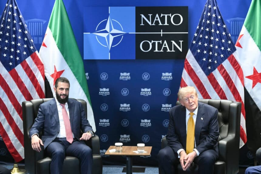 El presidente estadounidense Donald Trump se reúne con el presidente sirio Ahmed al-Sharaa (izquierda) en el marco de la Cumbre de la OTAN en el Complejo Presidencial de Bestepe en Ankara, Turquía, el 8 de julio de 2026. (Saul Loeb/AFP vía Getty Images).
