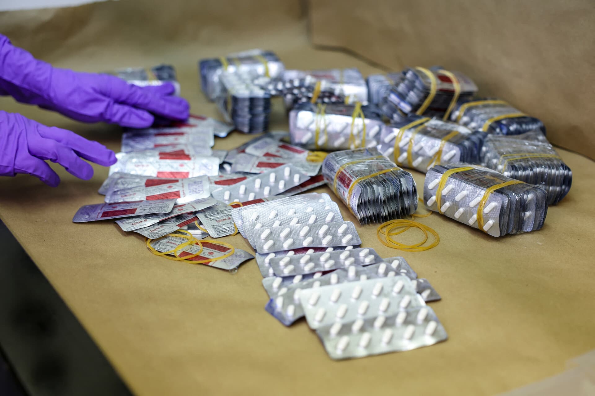 En el Laboratorio Regional del Noreste de la Administración para el Control de Drogas (DEA), en Nueva York, se exhiben el 7 de mayo de 2026 envases de pastillas que se cree que contienen fentanilo. (ANGELA WEISS / AFP vía Getty Images)