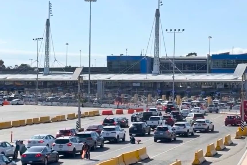 Tráfico en el puesto fronterizo de San Ysidro, cerca de San Diego, el 26 de mayo de 2026. (John Fredricks, Troy Myers/The Epoch Times).