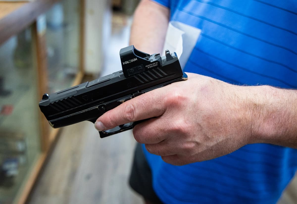 DOJ ofrece una vía para restablecer el derecho individual a portar armas: Lo que debe saber