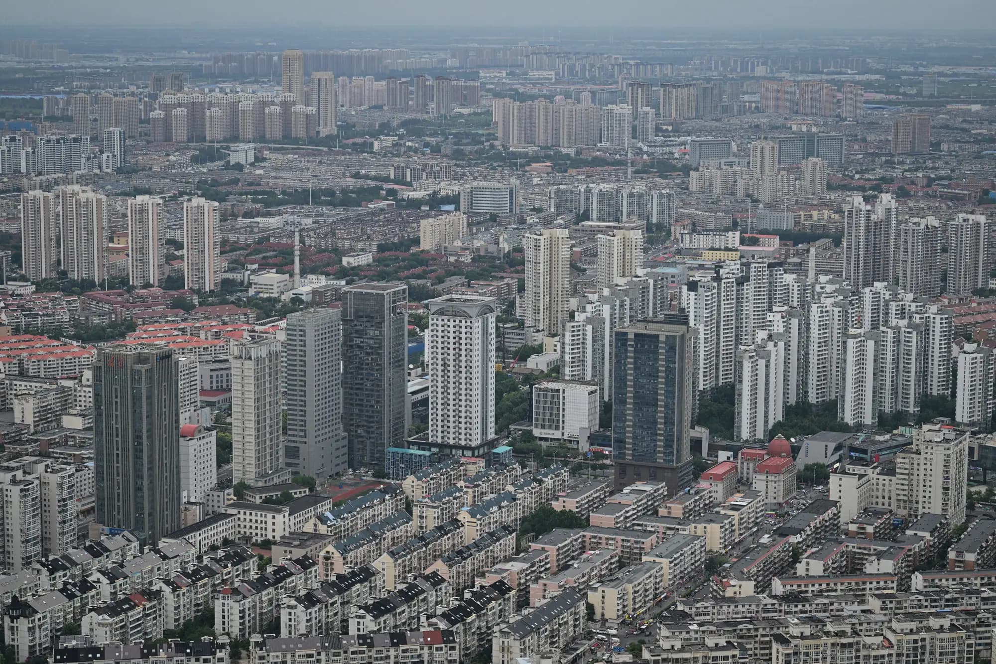 Edificios de oficinas y apartamentos en Tianjin, China, el 14 de julio de 2026. (Adek Betty/AFP vía Getty Images).