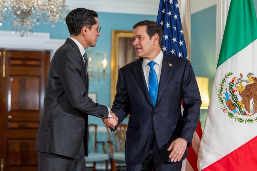 El secretario de Estado de Estados Unidos, Marco Rubio (d) junto al canciller de México, Roberto Velasco (i) en una reunión en Washington, EE. UU.. (EFE/EPA/SHAWN THEW)