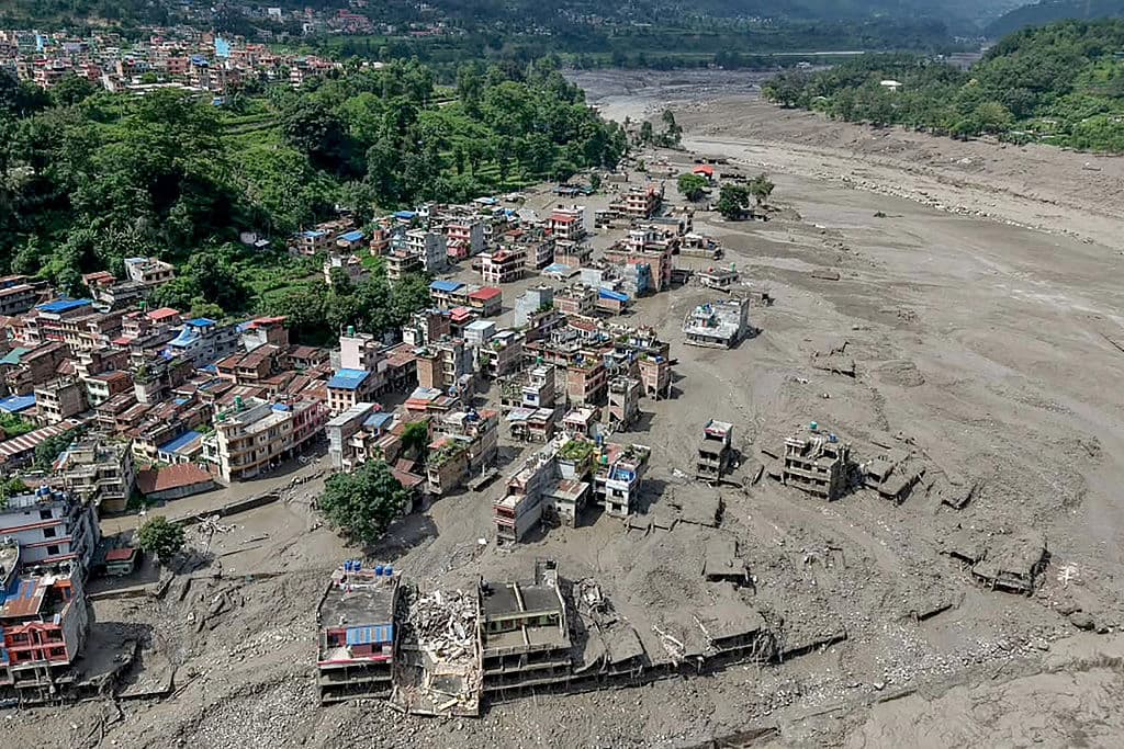 Al menos 160 muertos y cientos de desaparecidos tras inundación en frontera Nepal-Tíbet