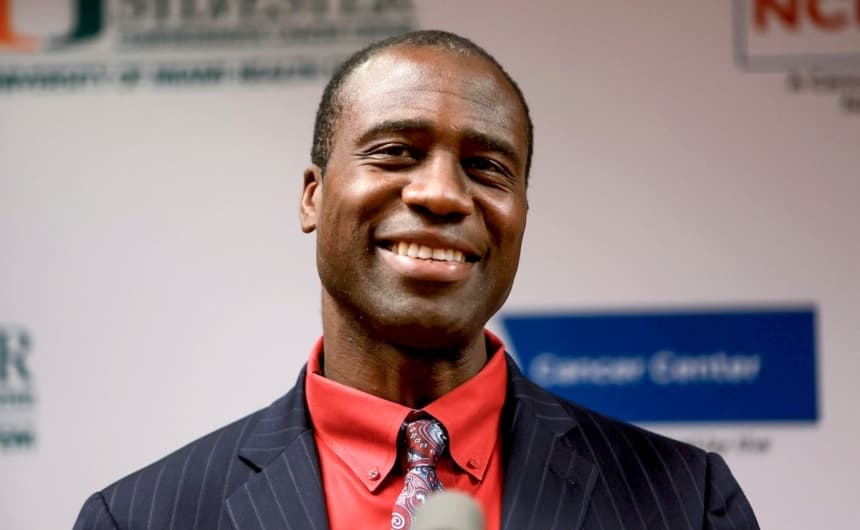 El Cirujano General de Florida, el Dr. Joseph Ladapo, habla durante una conferencia de prensa en Miami, Florida, el 17 de mayo de 2022. (Joe Raedle/Getty Images)