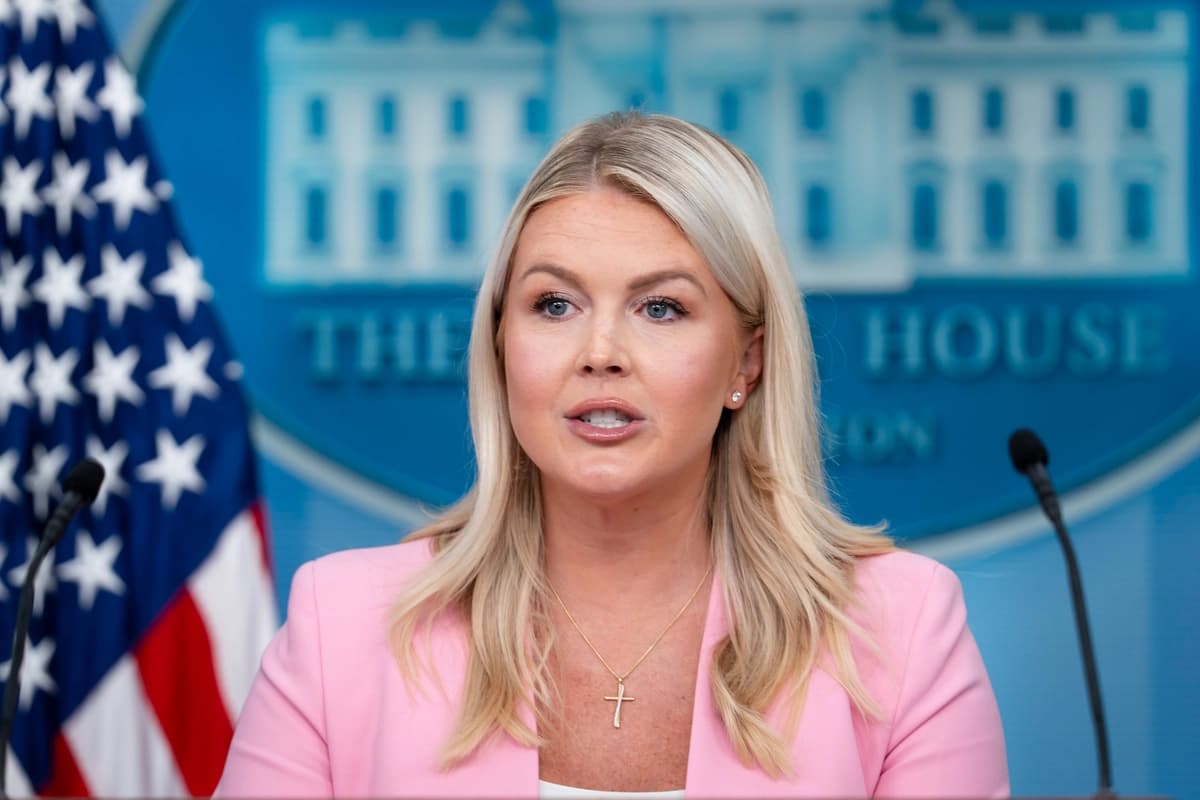 La secretaria de prensa de la Casa Blanca, Karoline Leavitt, ofrece una rueda de prensa en la Casa Blanca el 16 de julio de 2026. (Madalina Kilroy/The Epoch Times).