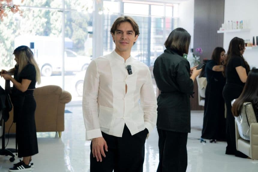 Kleyver Lizardi posa en un salón de belleza en Puebla, México. (Cortesía : Kleyver Lizardi)