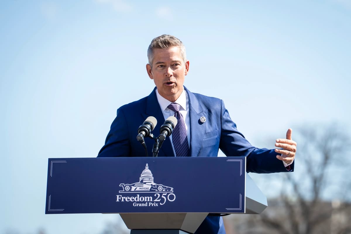 El secretario de Transporte, Sean Duffy, habla durante un evento de prensa para presentar el nuevo IndyCar para el Gran Premio Freedom 250, en Washington el 9 de marzo de 2026. (Madalina Kilroy/The Epoch Times).
