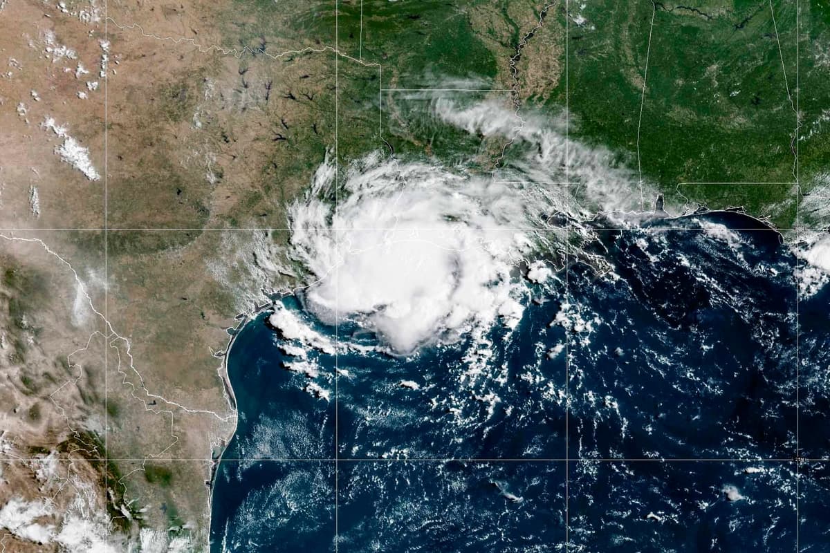 Tormenta Edouard azota Texas y Luisiana, llevando riesgo de inundaciones