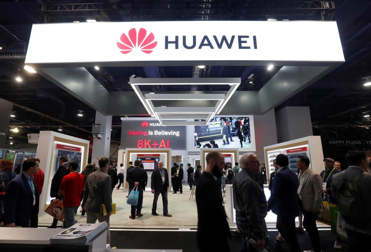 Asistentes pasan junto a un stand de Huawei durante el CES 2019 en Las Vegas, el 9 de enero de 2019. (Steve Marcus/Reuters).