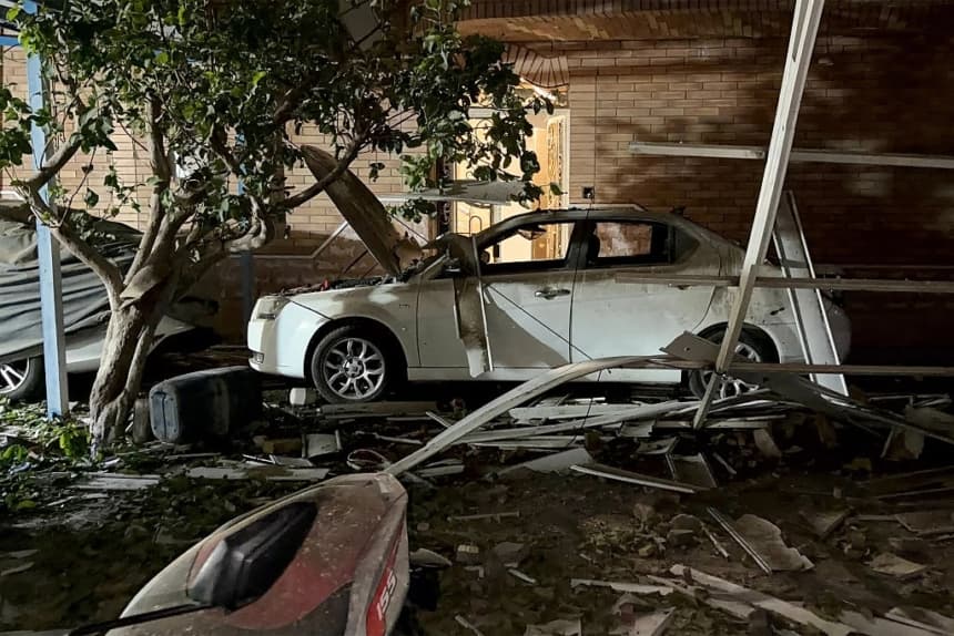En esta foto obtenida de la agencia de noticias iraní Tasnim, se observa un vehículo destruido en el lugar de un ataque ocurrido durante la noche en Kuhestak, condado de Sirik, provincia de Hormozgan, Irán, el 2 de septiembre de 2026. (Masoud Mohamadi/ Tasnim News/AFP vía Getty Images)