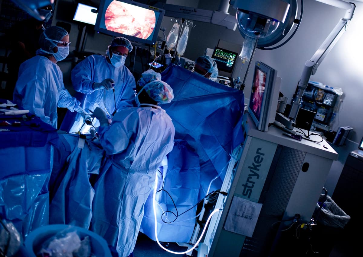 Trasplante renal por artroscopia en el Hospital Johns Hopkins de Baltimore, el 26 de junio de 2012. (Brendan Smialowski/AFP/GettyImages).