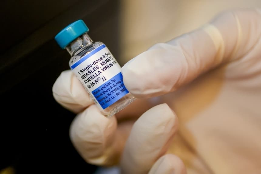 Un frasco de la vacuna contra el sarampión, las paperas y la rubéola (MMR) en un consultorio pediátrico en Coral Gables, Florida, el 12 de septiembre de 2025. (Joe Raedle/Getty Images)
