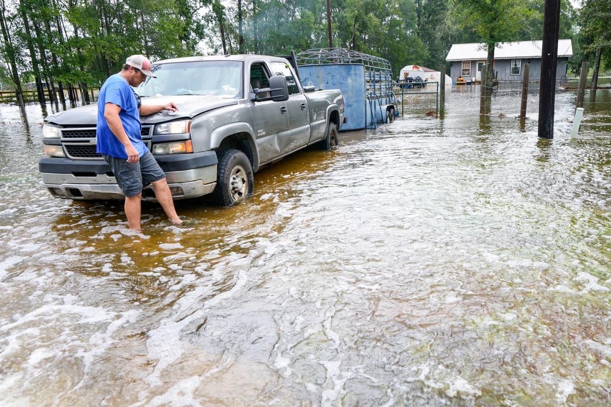 Tormenta tropical Edouard permanece sobre Texas provocando inundaciones en viviendas y carreteras