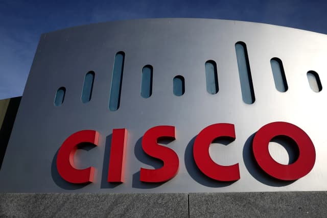 El logotipo de Cisco se muestra frente a la sede de Cisco en San José, California, el 9 de febrero de 2024. (Justin Sullivan/Getty Images)