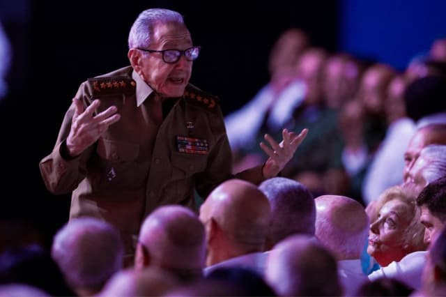 El líder cubano Raúl Castro asiste a la gala que conmemora el centenario del nacimiento de su hermano Fidel Castro en el Teatro Karl Marx de La Habana el 13 de agosto de 2026. (YAMIL LAGE / AFP vía Getty Images)