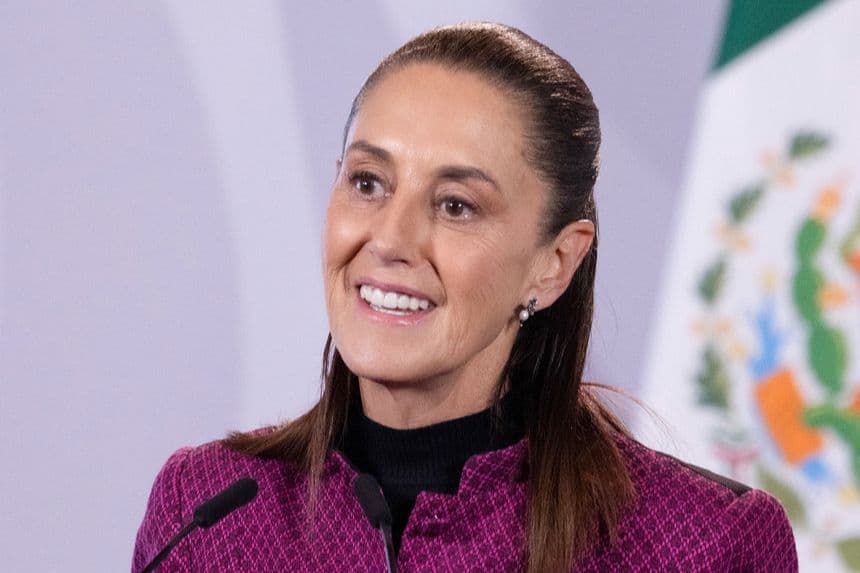 Fotografía cedida por la presidencia de México de su mandataria, Claudia Sheinbaum, hablando durante una rueda de prensa este jueves, en el Palacio Nacional de la Ciudad de México, México. (EFE/ Presidencia de México)