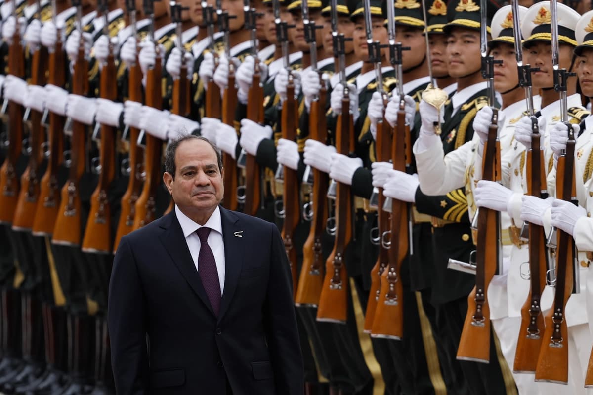 El presidente chino Xi Jinping (no aparece en la imagen) y el presidente egipcio Abdel Fattah al-Sisi pasan revista a la guardia de honor durante una ceremonia de bienvenida al presidente egipcio Abdel Fattah al-Sisi en el Gran Salón del Pueblo el 29 de mayo de 2024 en Beijing, China. (Tingshu Wang-Pool/Getty Images).