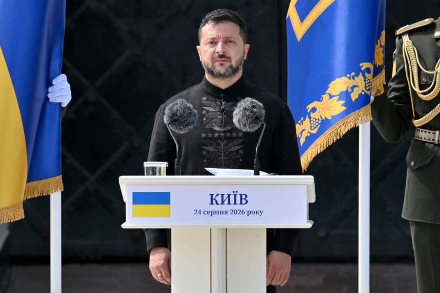 El presidente de Ucrania, Volodímir Zelenski, pronuncia un discurso durante una ceremonia conmemorativa del 35.º aniversario de la independencia de Ucrania frente a la catedral de Santa Sofía en Kiev, el 24 de agosto de 2026. (Sergei SUPINSKY / AFP vía Getty Images)
