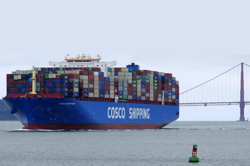 Un buque portacontenedores de la compañía Cosco, procedente de China, cruza el puente Golden Gate en San Francisco el 14 de mayo de 2019. (Eric Risberg/AP).