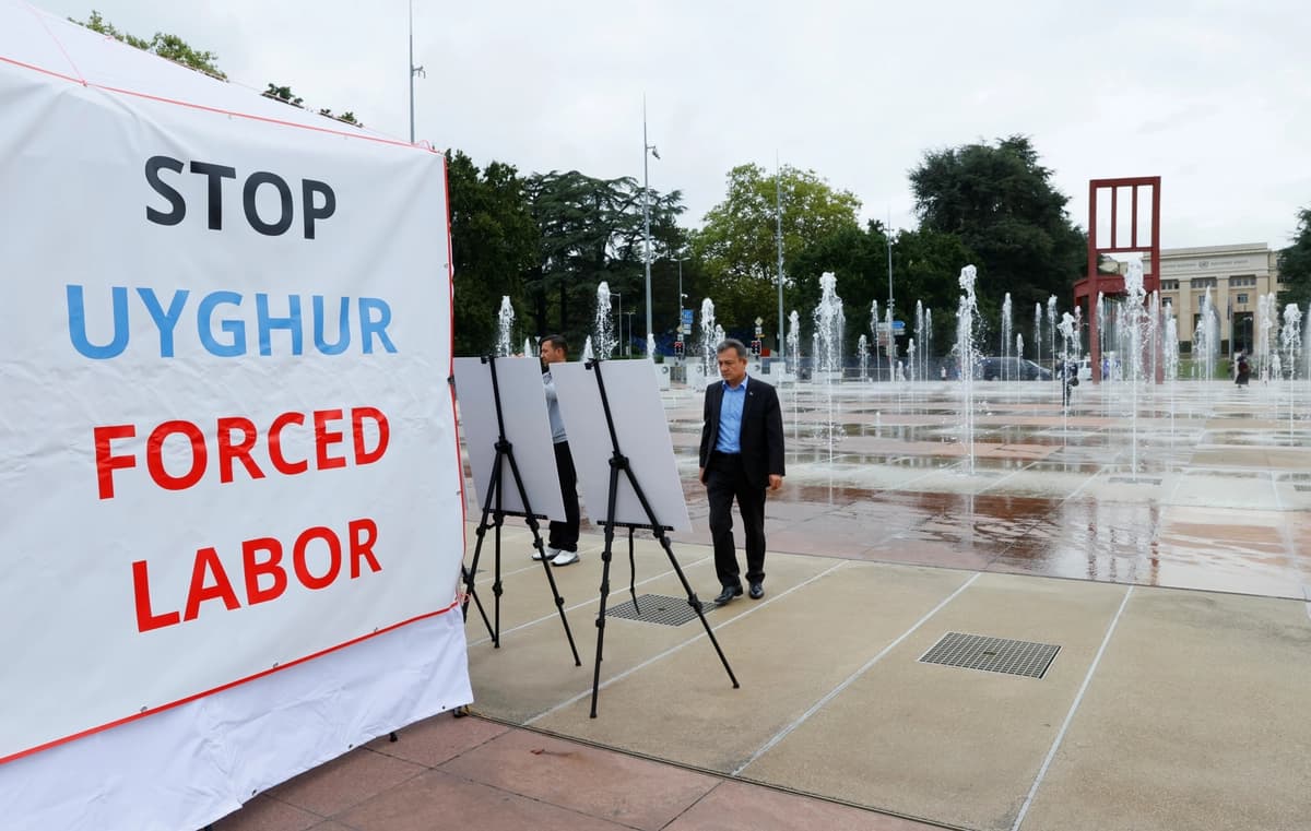Dolkun Isa, presidente del Congreso Mundial Uigur, en una exposición fotográfica uigur respaldada por Estados Unidos que muestra a decenas de personas desaparecidas o que presuntamente se encuentran detenidas en campamentos administrados por el Partido Comunista Chino (PCCh) en Xinjiang, China, frente a la sede de las Naciones Unidas en Ginebra el 16 de septiembre de 2021. (Denis Balibouse /Reuters)