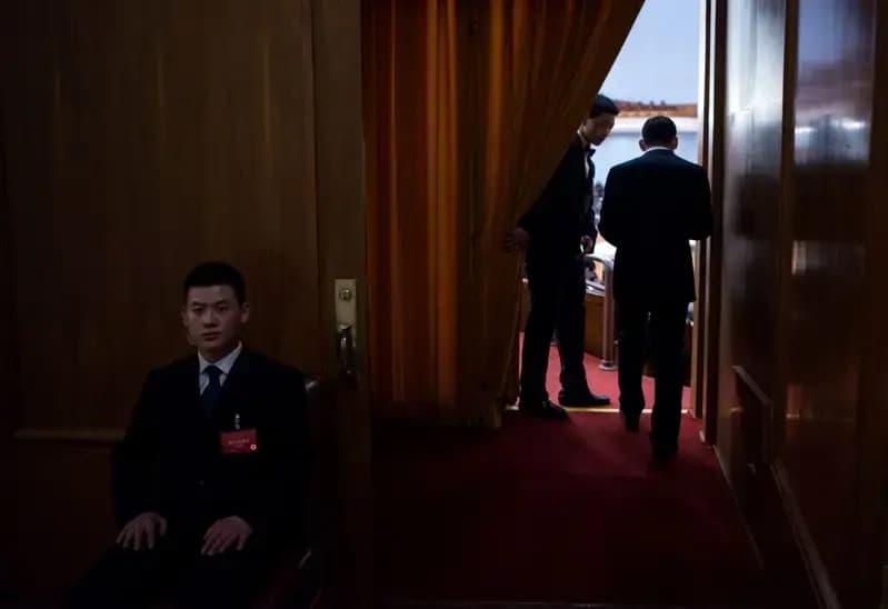 Personal de seguridad en el interior del Gran Salón del Pueblo de Beijing el 5 de marzo de 2016. (Johannes Eisele/AFP/Getty Images).