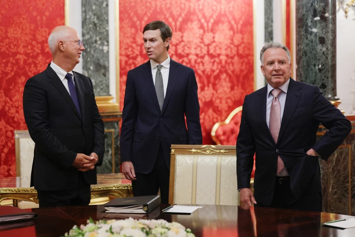 Los enviados del presidente estadounidense Donald Trump, Steve Witkoff (derecha) y Jared Kushner (centro), junto con el enviado presidencial ruso Kirill Dmitriev, posan antes de las conversaciones en el Palacio del Senado del Kremlin en Moscú, el 5 de septiembre de 2026. (Gavriil Grigorov/Sputnik/Foto del Kremlin vía AP).