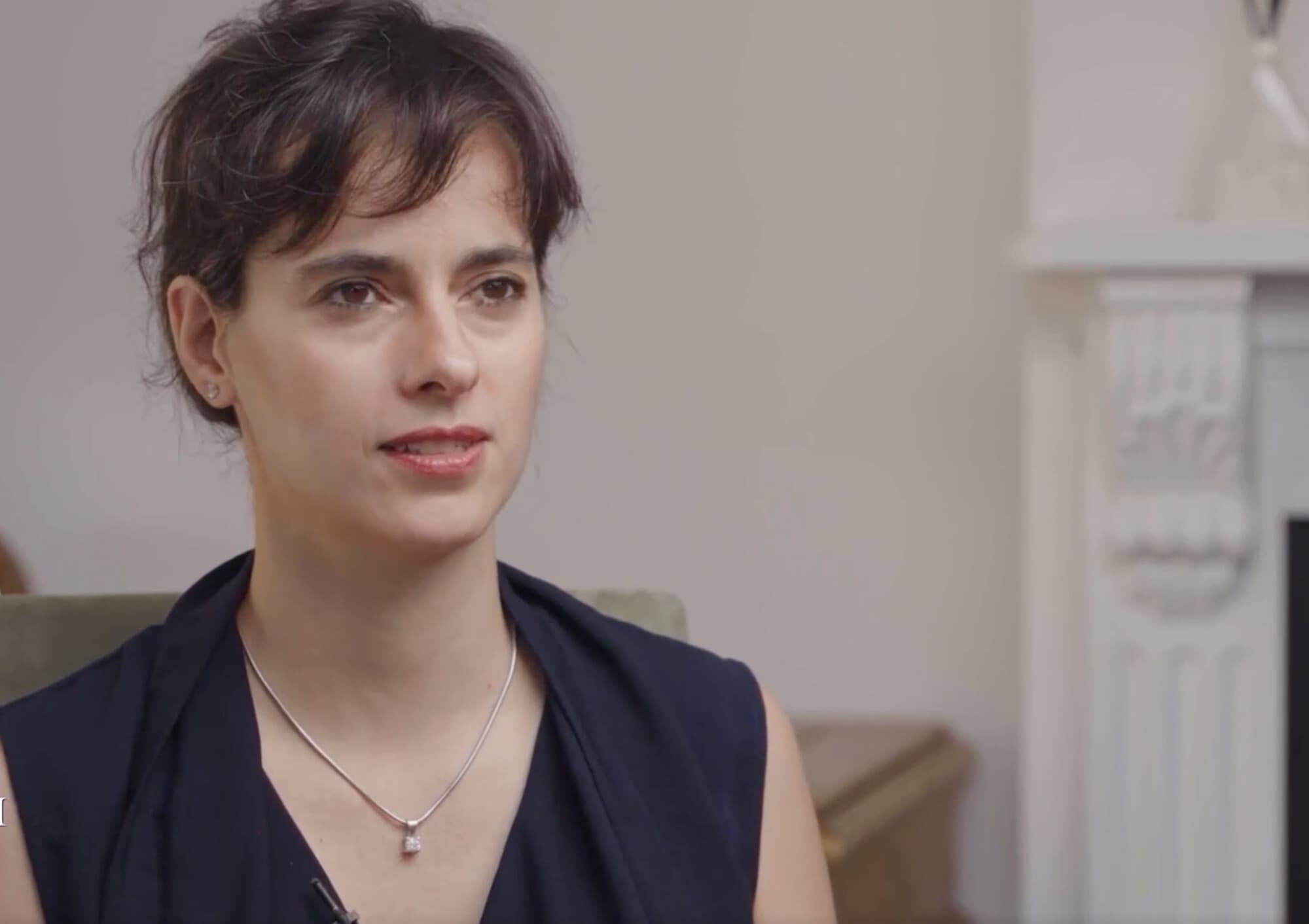 Carissa Véliz, profesora asociada de filosofía en la Universidad de Oxford, conversa con Jan Jekielek, presentador de "American Thought Leaders", en Oxford, Inglaterra, el 26 de junio de 2026. (Captura de video, The Epoch Times).