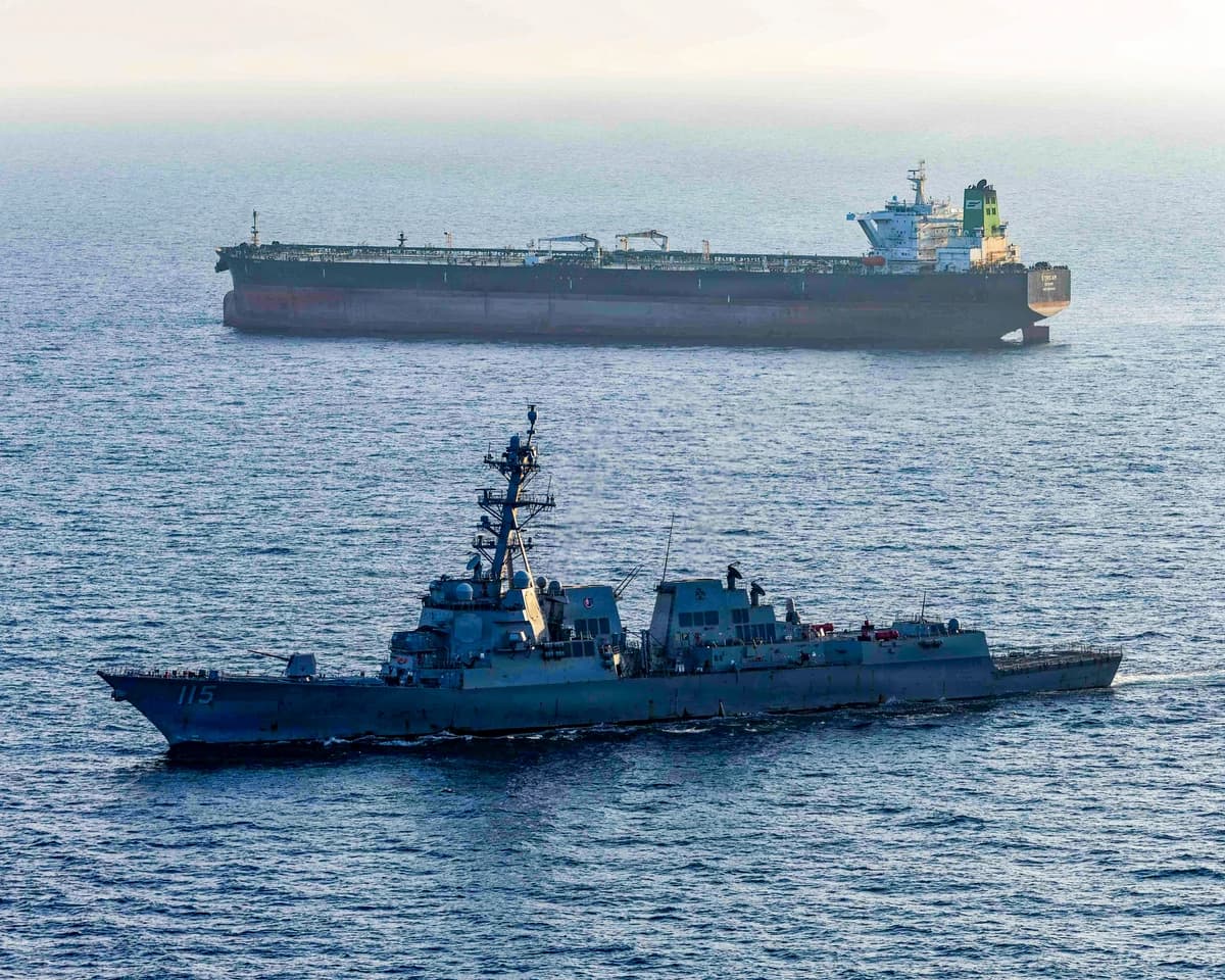 Embarcaciones en el Estrecho de Ormuz el 26 de abril de 2026. (Armada de EE. UU. vía Getty Images)