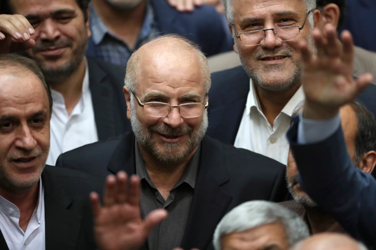Mohammad Bagher Ghalibaf está rodeado de otros legisladores tras ser elegido presidente del parlamento, en Teherán, Irán, el 28 de mayo de 2020. (Foto AP/Vahid Salemi).