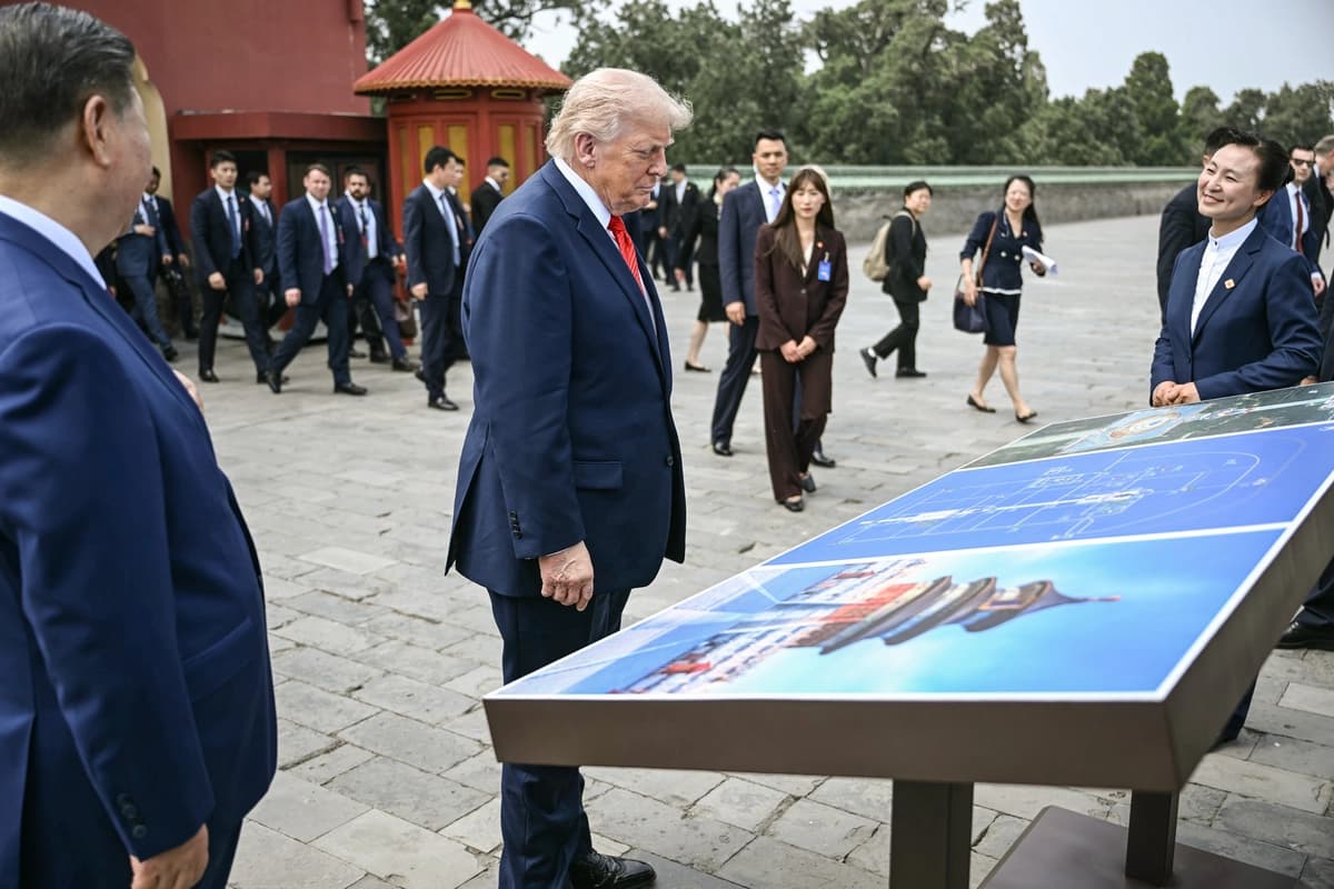 El líder chino Xi Jinping (izquierda) y el presidente estadounidense Donald Trump (centro) visitan el Templo del Cielo en Beijing el 14 de mayo de 2026. (Brendan Smialowski/Getty Images)