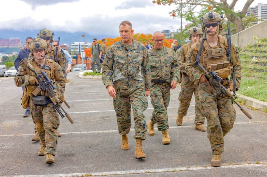 El general Francis L. Donovan (C), comandante del Comando Sur de los Estados Unidos, visita la Embajada de los Estados Unidos en Caracas, Venezuela, junto con otros infantes de marina estadounidenses, el 23 de mayo de 2026. (Fotografía del Cuerpo de Marines de Estados Unidos por el sargento Nathan Mitchell).