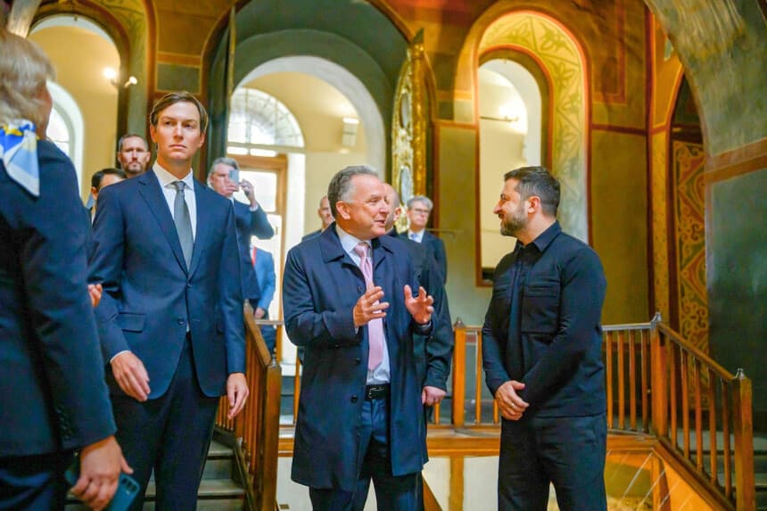 El presidente ucraniano Volodímir Zelenski, a la derecha, y los enviados del presidente Donald Trump, Jared Kushner y Steve Witkoff, en el centro, recorren la catedral de Santa Sofía antes de las conversaciones en Kiev (Ucrania), el domingo 6 de septiembre de 2026. (Oficina de Prensa de la Presidencia de Ucrania a través de AP).