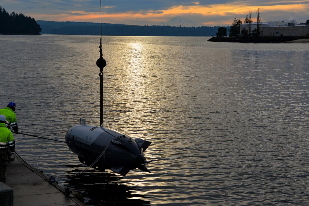 Marineros de la Armada de los Estados Unidos realizan ejercicios de entrenamiento con un vehículo submarino no tripulado Anduril Dive-LD en Keyport, Washington, el 11 de diciembre de 2024. (Armada de los Estados Unidos/Loren Nichols)