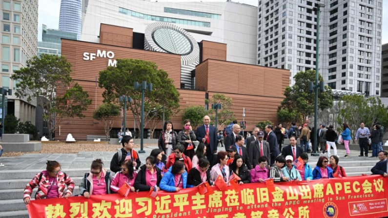Vuelos y hoteles gratuitos: Reclutadores reúnen a multitudes para dar la bienvenida a Xi en Washington