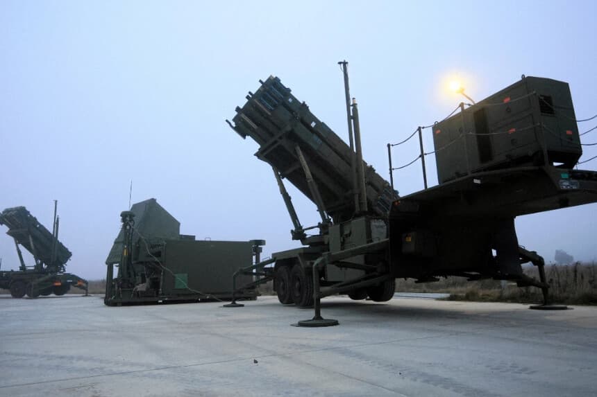 Los sistemas de misiles Patriot del 37º Escuadrón de Misiles de Defensa Aérea, en la base de la 3ª Brigada de Misiles de Defensa Aérea de Varsovia en Sochaczew, Polonia, el 18 de diciembre de 2025. (Agencja Wyborcza.pl/Jacek Marczewski vía Reuters).