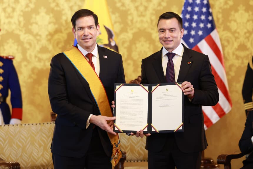 Noboa condecora a Marco Rubio en Ecuador y reconoce su capacidad de resolver problemas