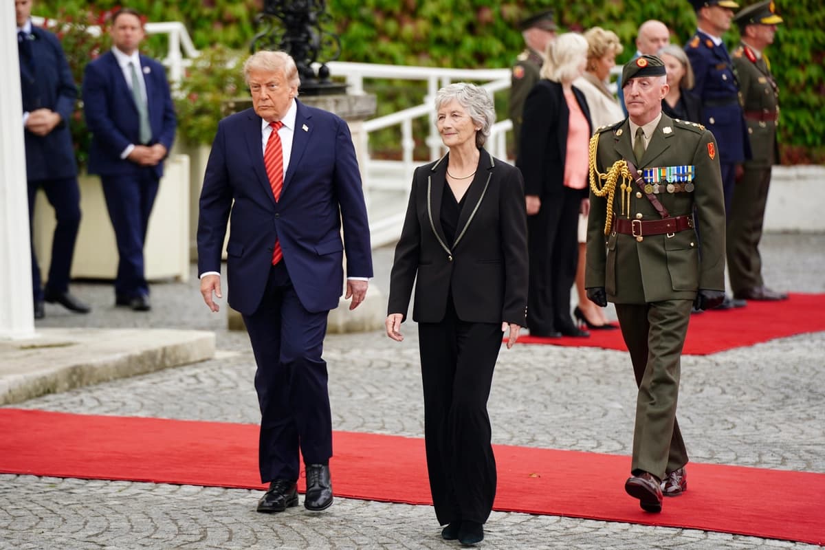 El presidente de EE. UU. Donald Trump y la presidenta irlandesa Catherine Connolly se reúnen con sus respectivas delegaciones en Áras an Uachtaráin, Dublín, Irlanda, el 12 de septiembre de 2026. (Travis Gillmore/The Epoch Times)