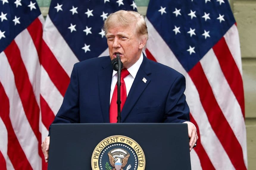El presidente Donald Trump pronuncia un discurso durante una ceremonia que conmemora el 25 aniversario de los atentados terroristas del 11 de septiembre en el patio del Pentágono en Arlington, Virginia, el 11 de septiembre de 2026. (Finn Gomez/Getty Images)